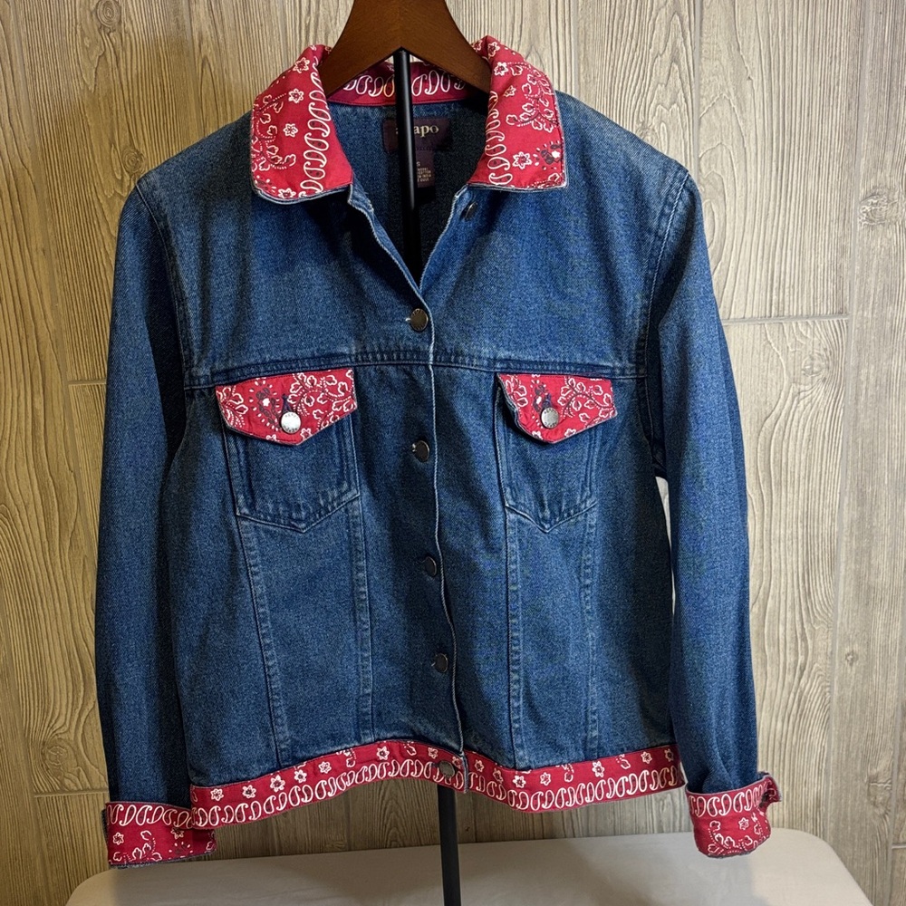 Agapo Denim Jacket with Bandana Trim
Vintage Western Style